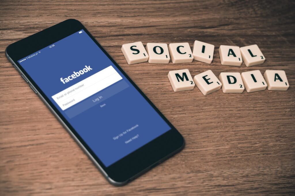 Dark Side of Social media (TrendyGlance)